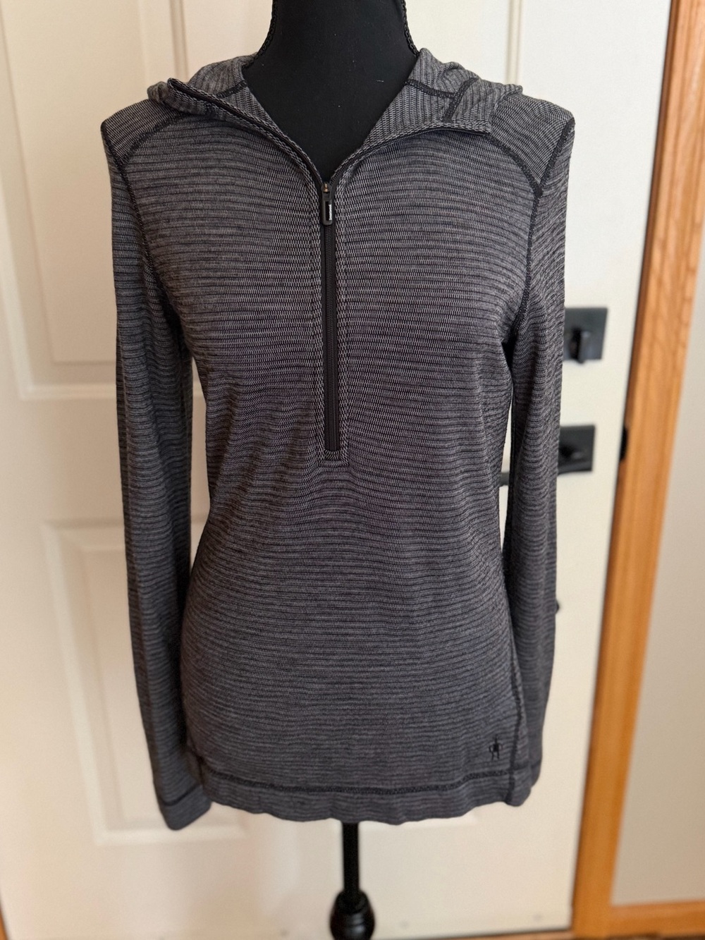 Women’s Smartwool gray black 250 base layer 1/2 zip pull over hoodie. Medium